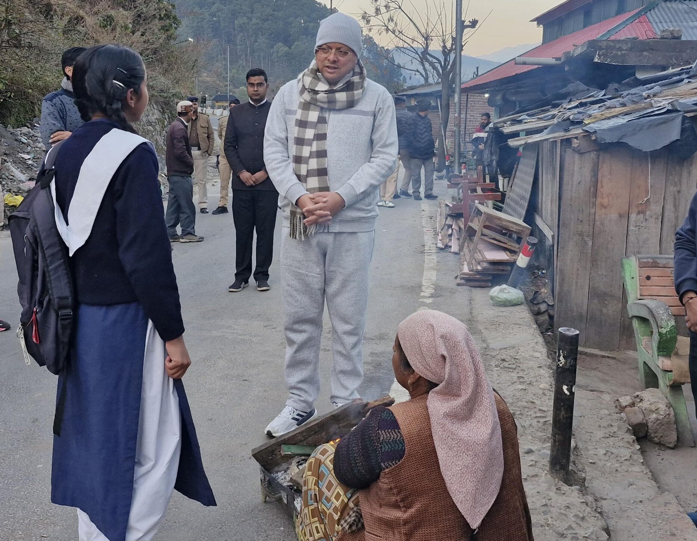 मुख्यमंत्री पुष्कर सिंह धामी ने आज प्रातःकाल जौनसार बावर भ्रमण के दौरान स्थानीय लोगों से की भेंट